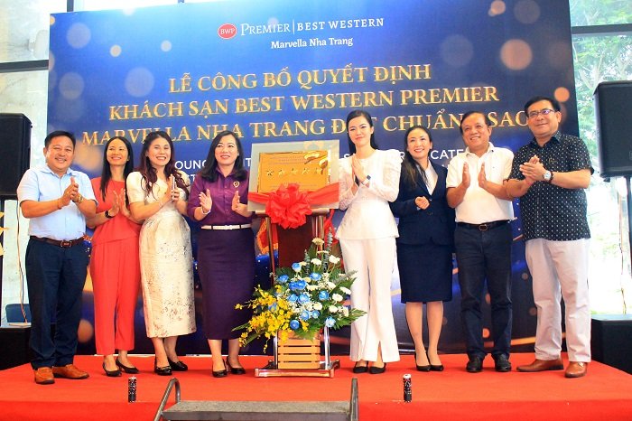 Đại diện lãnh đạo các đơn vị chúc mừng khách sạn Best Western Premier Marvella Nha Trang nhận bảng đồng và chứng nhận đạt chuẩn 5 sao.